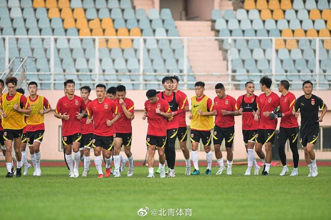 预告片中白客、蓝盈莹等几位主角全部出镜，别出心裁的;杯子舞和代表着青春秘密的;传纸条带出了该片欢乐的基调和青春荷尔蒙气息；海报中氢气球悬着餐刀漂浮在蔚蓝的天空之中，几位主角随着气球与餐刀自由翱翔于天空之中，预示着青春的自由狂想